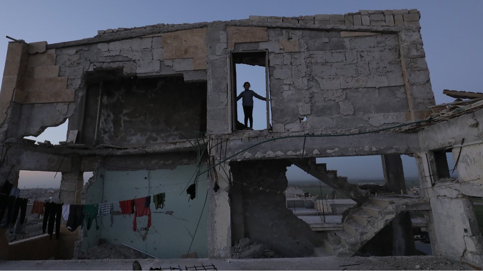 Afrin'deki çatışmalardan etkilenen çok sayıda kişi Tel Rıfat'a göç etmişti. Tel Rıfat'ın Ahras köyündeki bu ev, Suriye'nin pek çok bölgesinde olduğu gibi yıllar süren savaştan etkilenmiş durumda