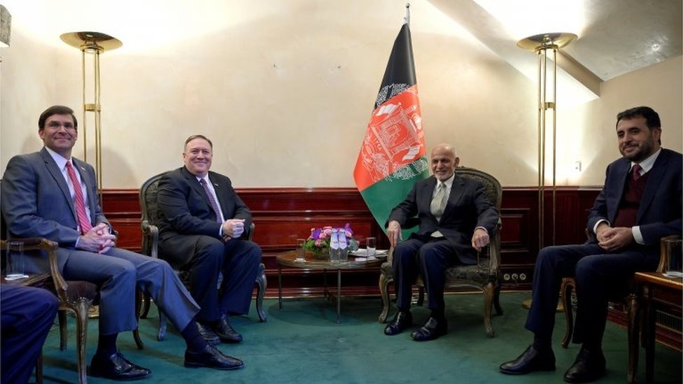 Государственный секретарь США Майк Помпео (второй слева) встречается с президентом Афганистана Ашрафом Гани, вместе с министром обороны США Марком Эспером (слева) и исполняющим обязанности министра обороны Афганистана Асадуллой Халидом (справа) во время Мюнхенской конференции по безопасности в Мюнхене, на юге страны. Германия 14 февраля 2020 года.