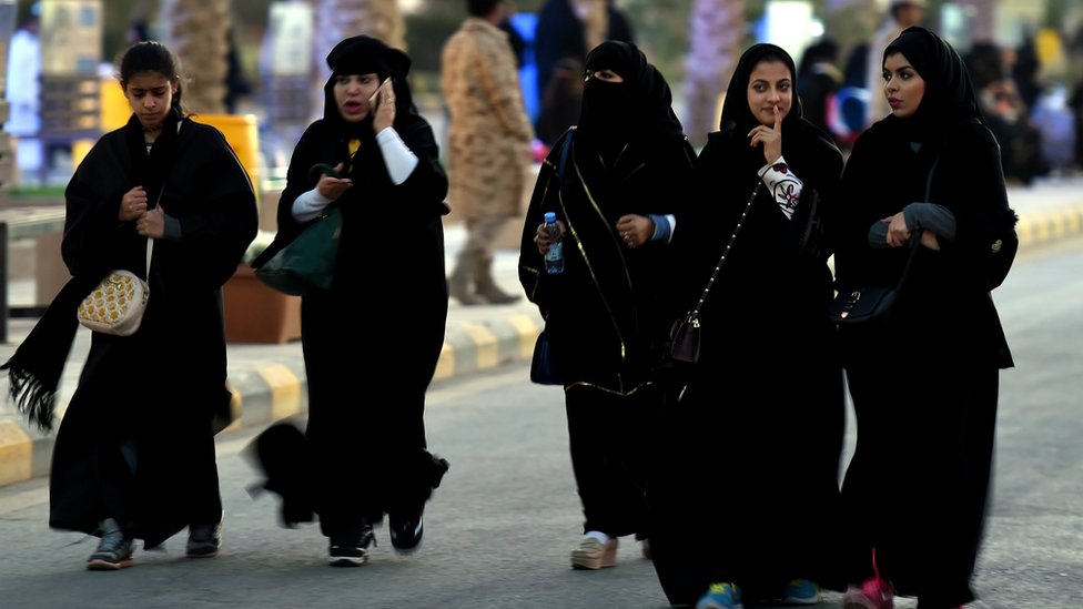 Mujeres con burka y celulares en Arabia Saudita