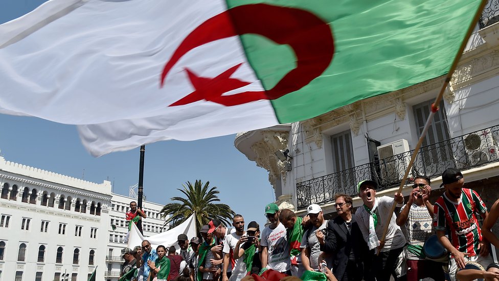 Алжирские демонстранты проводят демонстрацию в Алжире 26 июля 2019 года.