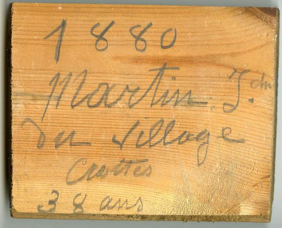 Inscripción en la madera