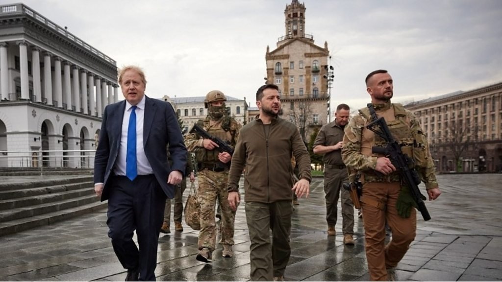 Ukraine war: Johnson and Zelensky tour near-empty streets in Kyiv