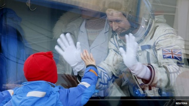 Tim Peake and Soyuz rocket blast off - BBC News