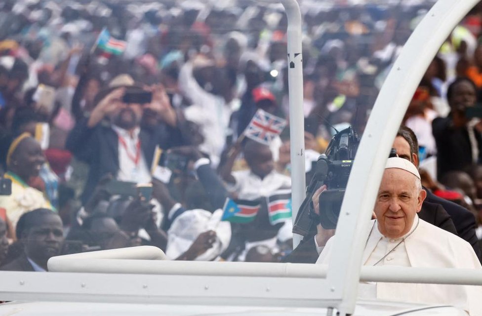 البابا فرانسيس محاطاً بالحشود