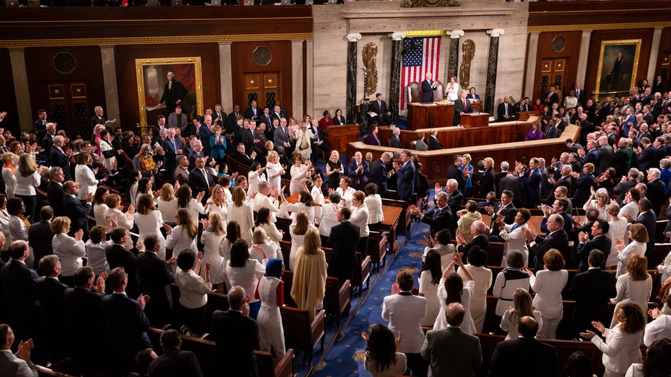Демократические депутаты празднуют в Палате представителей, поскольку президент Дональд Трамп признает их достижение в избрании рекордного числа женщин в Конгресс