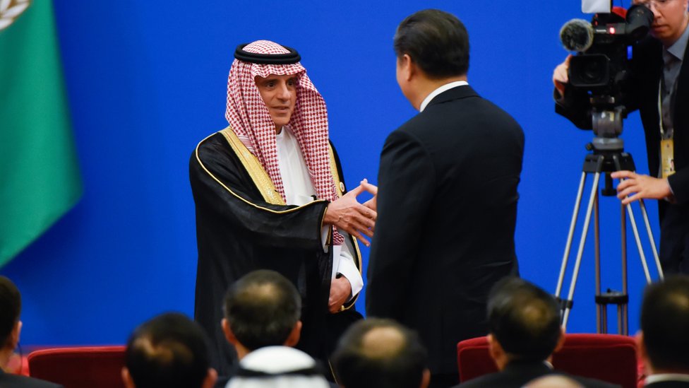 El presidente de China, Xi Jinping, y el ministro de asuntos exteriores de Arabia Saudita, Adel al-Jubeir.
