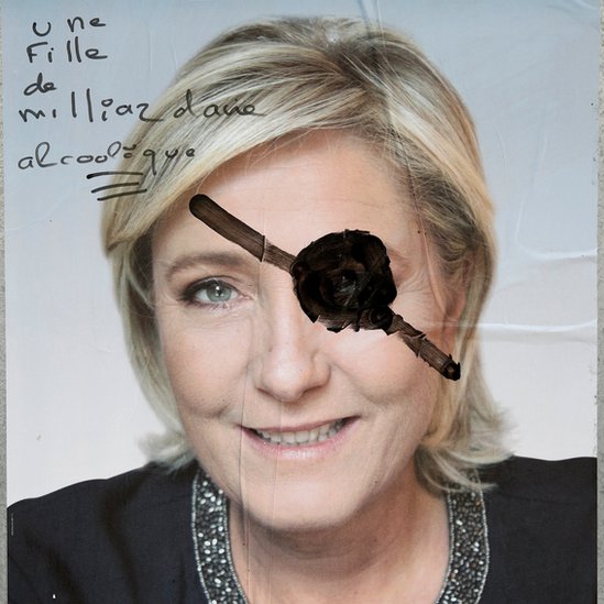 La imagen negativa del Frente Nacional aún sigue teniendo un peso entre los electores franceses. "Hija de un alcohólico millonario", decía un cartel de Marine Le Pen vandalizado. Cartel de la campaña de Marine Le Pen
