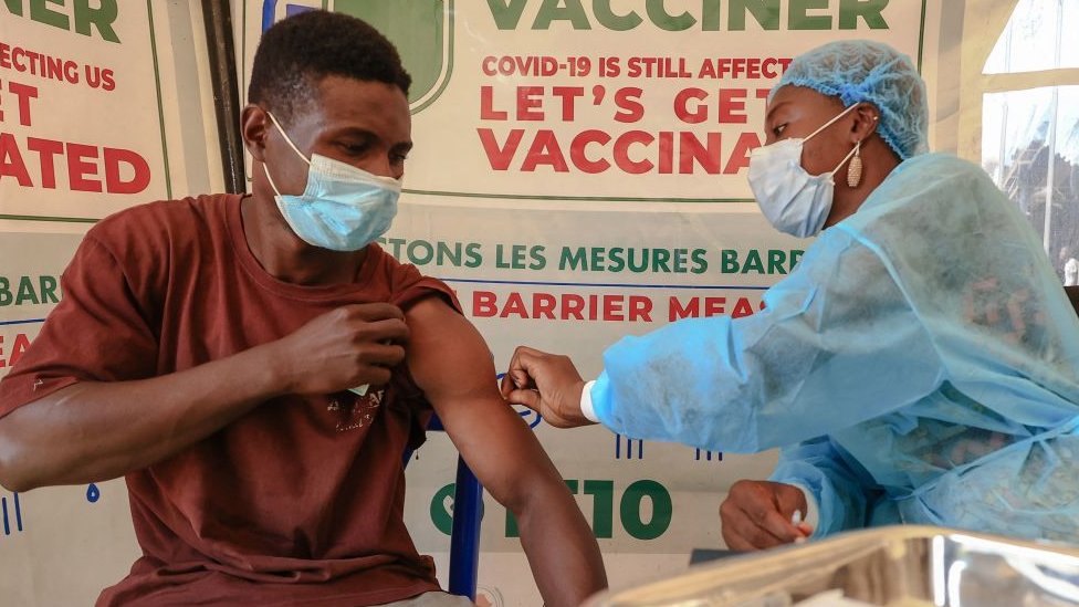 Campaña de vacunación contra el coronavirus en Camerún.