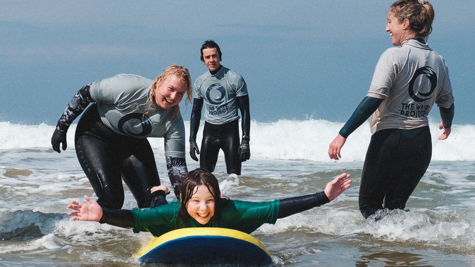 Сеанс серфинг-терапии, проводимый The Wave Project