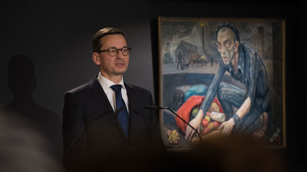 El primer ministro polaco Mateusz Morawiecki dando un discurso en 2018 durante el 73 aniversario de la liberación de Auschwitz-Birkenau