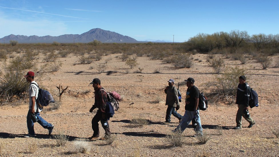 Migrantes en el desierto