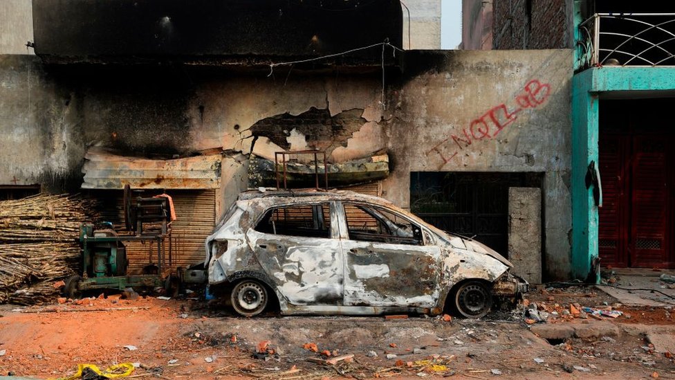 صورة لسيارة أُحرقت أثناء مصادمات بين متظاهرين مؤيدين وآخرين معارضين لقانون جديد حول الجنسية في الهند، في نيو دلهي في 26 فبراير/شباط 2020