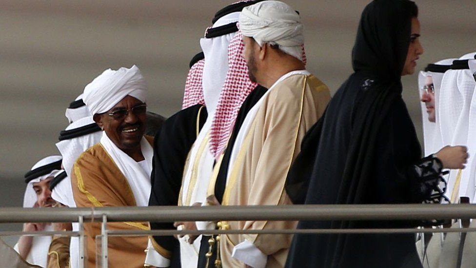 الرئيس السوداني المعزول عمر البشير (يسار) ارتبط بعلاقات قوية مع حلفائه السعوديين