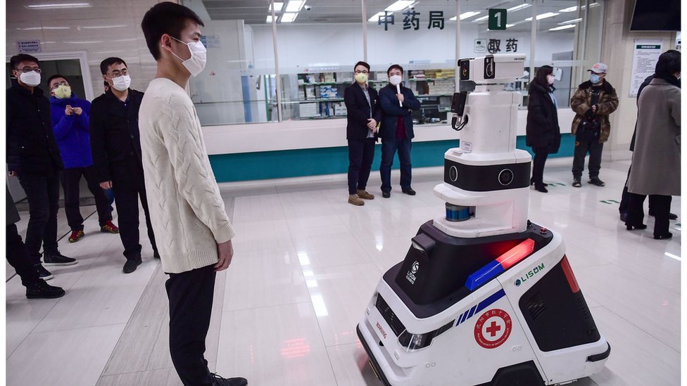 Робот выставлен в больнице в Китае во время вспышки вируса