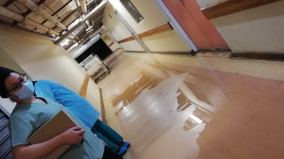 Затопленный коридор в больнице Дора Нгинза в Южной Африке