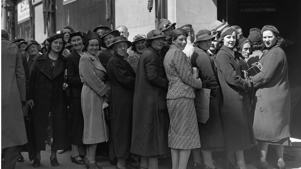 1938年6月29日，倫敦市中心 Selfridges 百貨公司茶和糖半價促銷，女顧客在門外排長隊等候