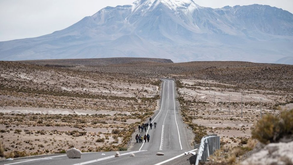 Muchos migrantes entran de manera irregular a Chile por la pequeña localidad de Colchane, a pocos kilómetros de la frontera con Bolivia.