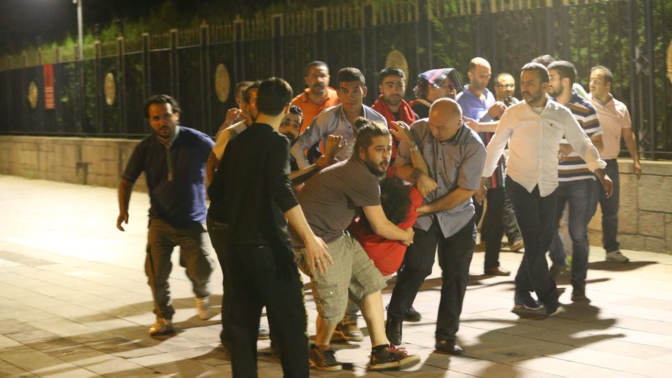 Люди несут раненого в Анкаре, Турция, 16 июля 2016 г.