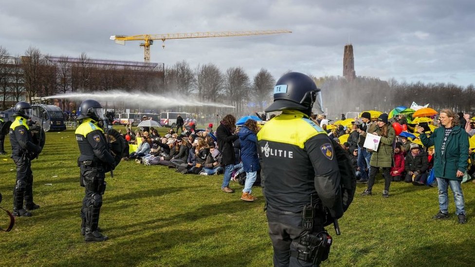 Mart ayında Hollanda'da Covid-19 önlemlerine karşı gerçekleştirilen bir protesto