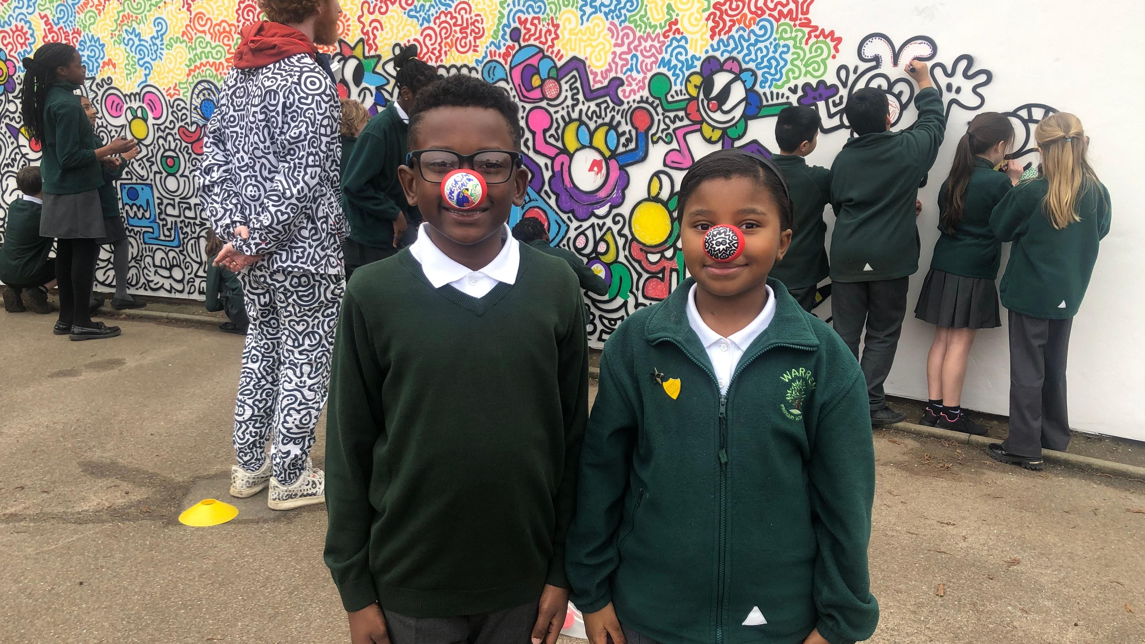 Mr Doodle creates artwork with Grays primary school