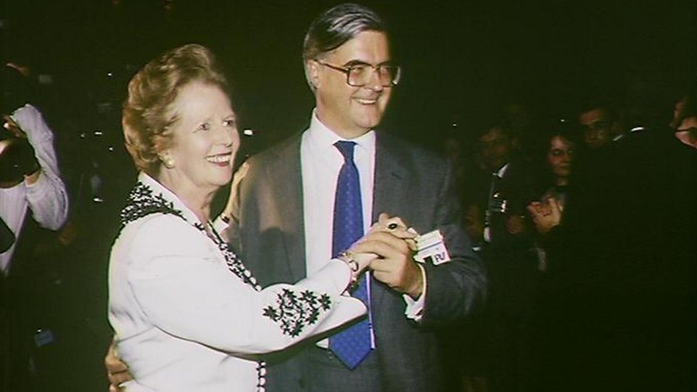 Маргарет Тэтчер танцует с Кеннетом Бейкером на конференции Консервативной партии в 1989 году