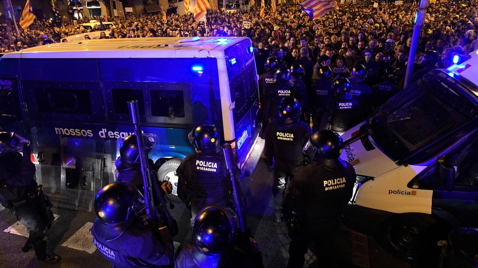 Tras conocerse la decisión judicial, hubo protestas en distintos puntos de Cataluña. Policías y manifestantes en Barcelona.