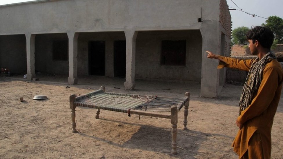 Pakistani Aunty Ka Rape - Pakistan village council orders 'revenge rape' of girl - BBC News