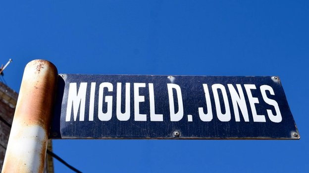 Уличные знаки, посвященные основателю колонии Майклу Д. Джонсу