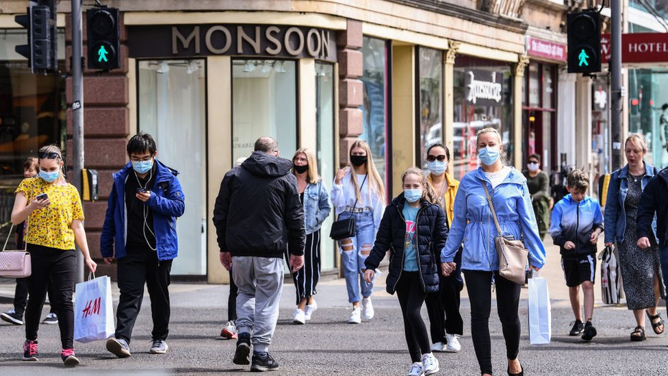 Представители публики носят защитные маски, делая покупки на улице Принцессы 10 июля 2020 года в Эдинбурге, Шотландия.