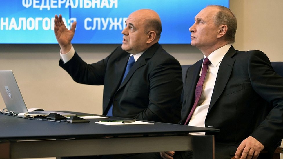 El presidente ruso Vladimir Putin asiste a una reunión con el jefe del Servicio de Impuestos Federales Mikhail Mishustin en Moscú, Rusia, el 11 de abril de 2017