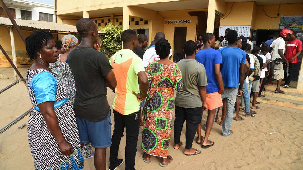 Люди стоят в очереди для голосования на избирательном участке в Ломе 22 февраля 2020 года во время президентских выборов.