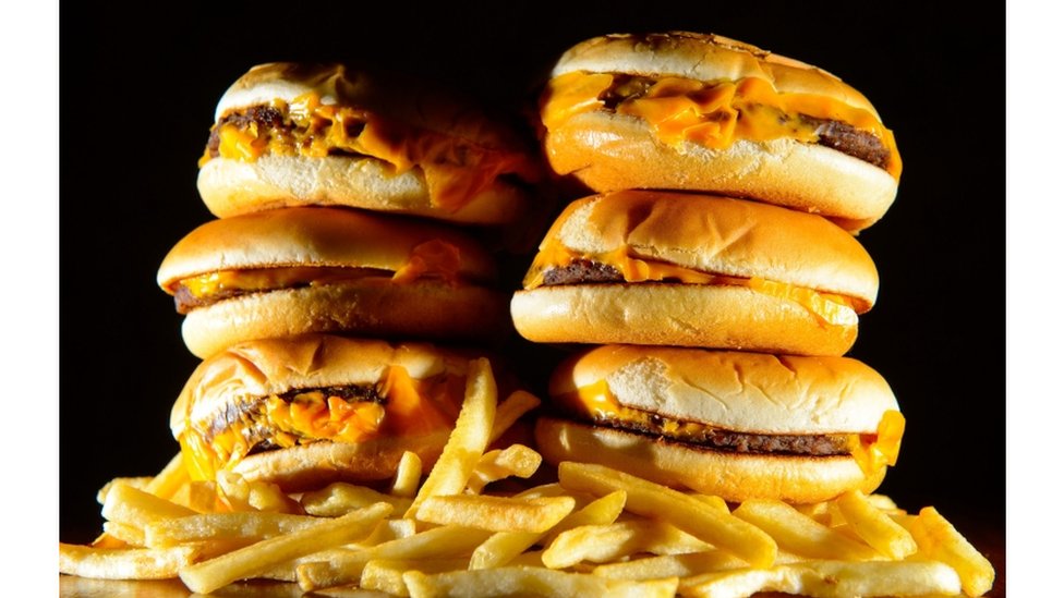 La obesidad y una dieta alta en grasas son algunos de los factores que podrían afectar la producción de esperma Foto de unas hamburguesas y unas papas fritas