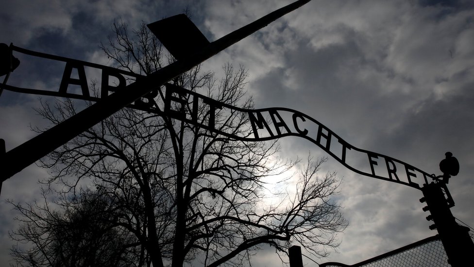 El lema "el trabajo les hará libres" fue forjado por los nazis en la entrada del campo de concentración de Auschwitz.