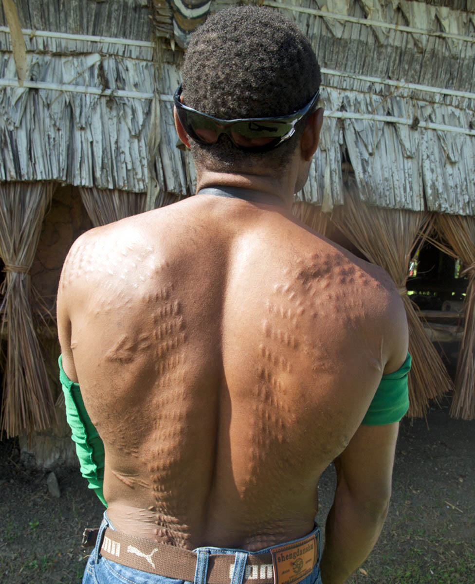 La isla en la que los hombres se cortan la piel para parecer cocodrilos