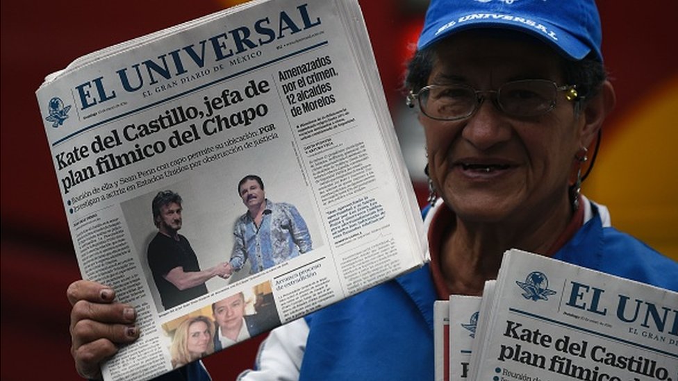 Un periódico con un reportaje sobre El Chapo
