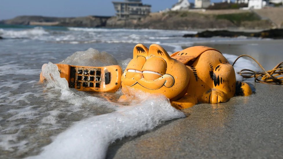 從神秘金屬球到加菲貓電話，每年，海浪都會把許多不尋常的物品沖上海灘