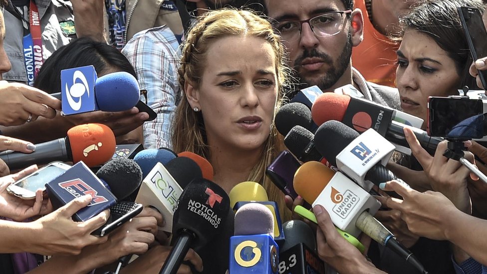 La esposa de López, Lilian Tintori, tendió su mano para el entendimiento a los dirigentes oficialistas que facilitaron la salida de prisión del líder opositor. Lilian Tintori