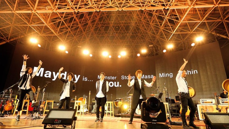 2017年3月29日，搖滾樂隊「五月天」成員在台北舉行的20週年紀念音樂會上表演。