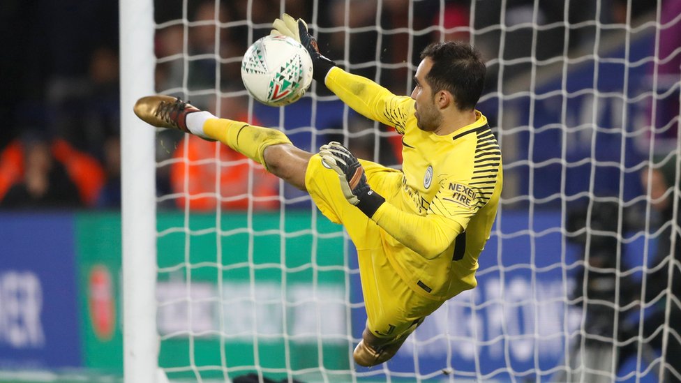 Las manos del héroe de Manchester City que aseguró la clasificación a semifinales. Claudio Bravo