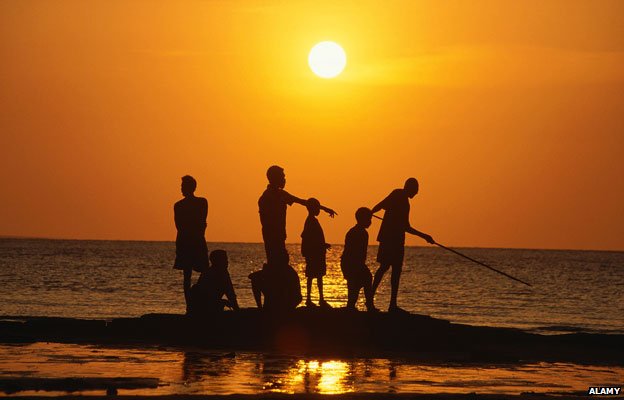 Коренные жители ловят рыбу в обнажении скал, остров Галивинку, Арнемленд