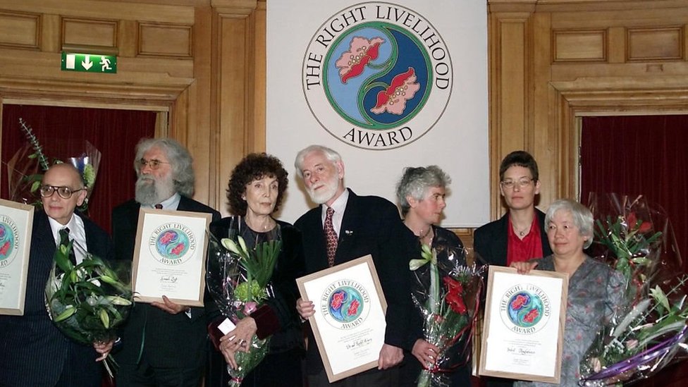 استلام أوفينري جائزة "لايفلي هود" التي تعادل جائزة نوبل لنشاطه وعمله في حركة " غوش شلوم" أو كتلة السلام في ستوكهولم، السويد في ديسمبر/كانون الأول عام 2001.