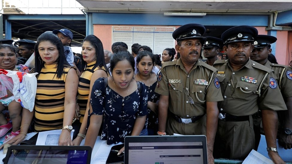 Близнецы ждут в очереди, чтобы зарегистрировать свои имена во время мероприятия, чтобы попытаться побить мировой рекорд по самому большому сближению близнецов в Коломбо, Шри-Ланка, 20 января 2020 года