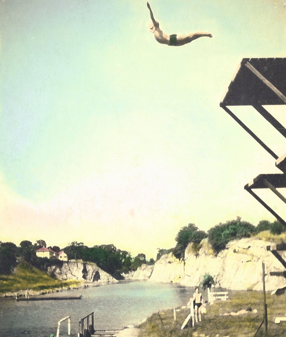Дуг Сатерли ныряет с 10-метровой верхней доски