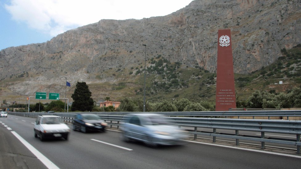 En 2012, a 20 años del atentado, un monumento se levantó en memoria del juez Giovanni Falcone, su esposa Francesca Morvillo y tres guardaespaldas que murieron en el ataque en la autopista camino al aeropuerto, en Palermo. Monumento a 20 años de la muerte del juez Giovanni Falcone.