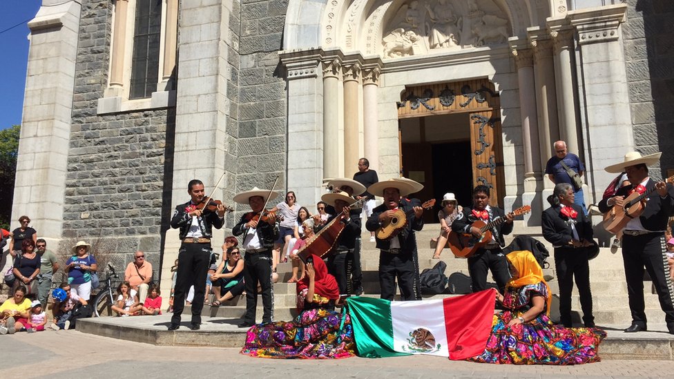 La fiestas mexicanas de Barcelonnette siempre coinciden con la fiesta de la asunción, que se celebra los 15 de agosto. Mariachis en Barcelonnette