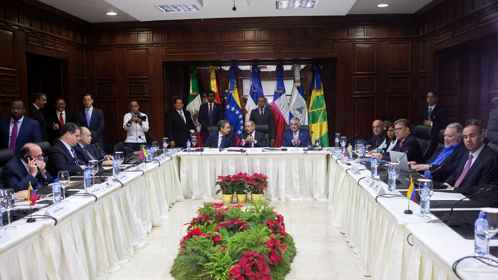 En la mesa de diálogo con el gobierno la oposición busca condiciones electorales más justas. Mesa de diálogo.