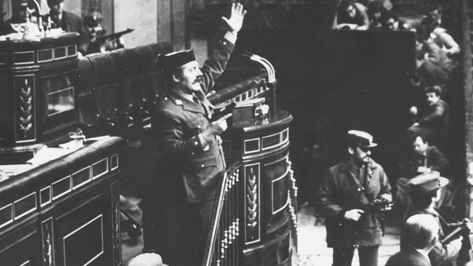 La figura de Juan Carlos I se vio engrandecida por su papel en el golpe de Estado fallido liderado por Antonio Tejero. Anotnio Tejero