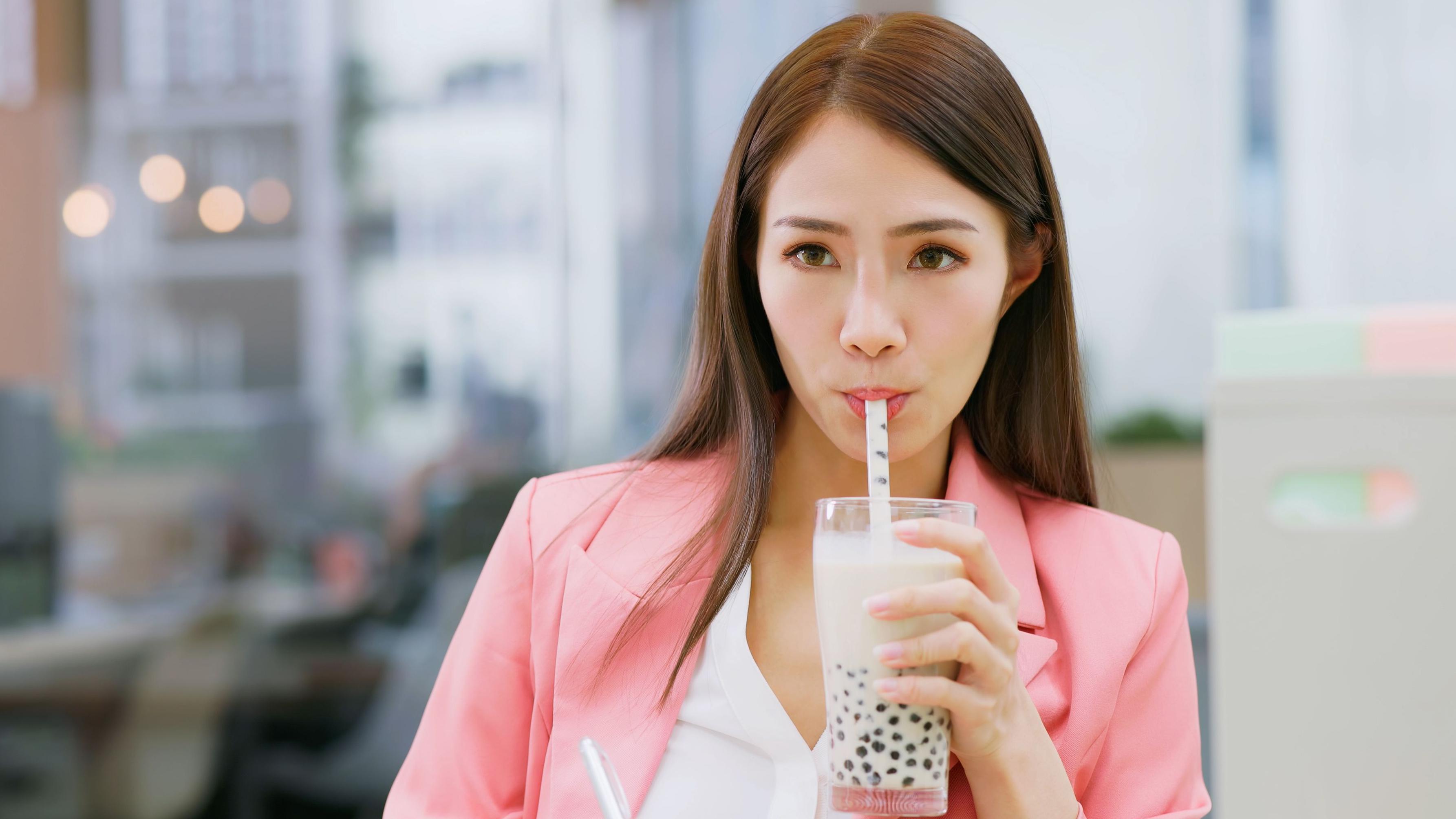 Bubble tea: China chain Chabaidao plunges in Hong Kong debut