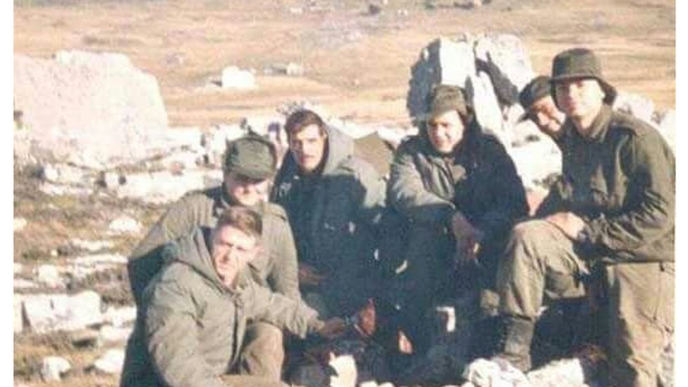 Ruben Pablos (a la izquierda) junto a sus compañeros de armas durante la guerra de las Malvinas/Falklands.