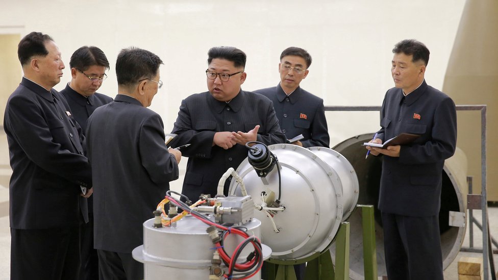 Pemimpin Korea Utara Kim Jong-un sedang memberi arahan terkait rencana pengembangan nuklir.